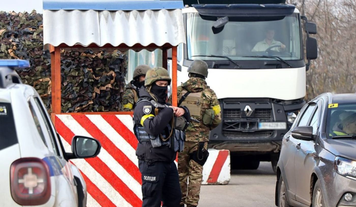 Blokpost — policajti a vojaci pri kontrole áut