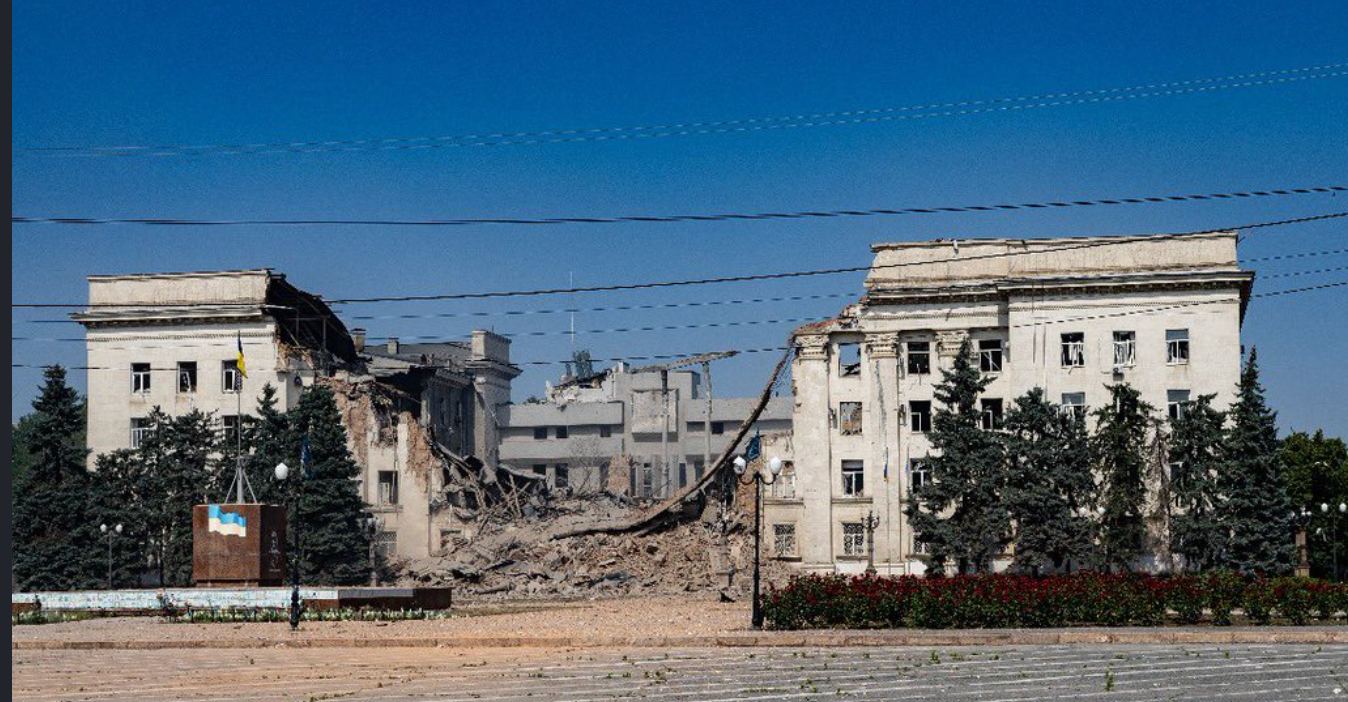 Následky zásahu klzavou bombou — zničená administratívna budova
